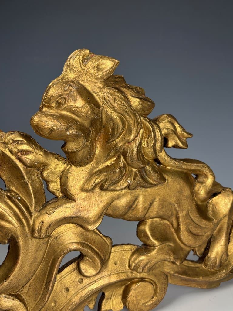 Italian Giltwood Lion Pediment, 18th Century &ndash; Hand-Carved Antique D&eacute;cor
