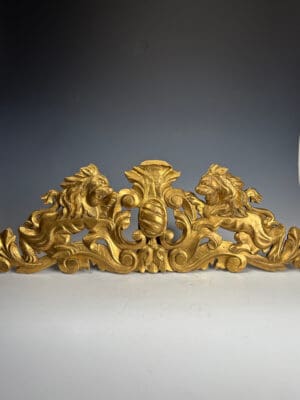Italian Giltwood Lion Pediment, 18th Century – Hand-Carved Antique Décor